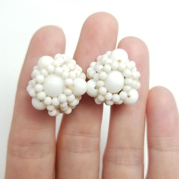 Vintage White Beaded Cluster Clip On Earrings, Floral Shape, Retro Estate - Picture 1 of 5